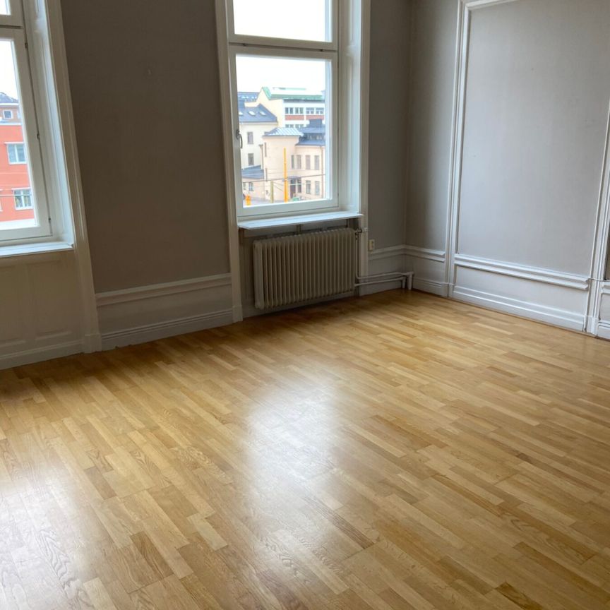 3 rum och kök S:a Järnvägsgatan 11 - Foto 1