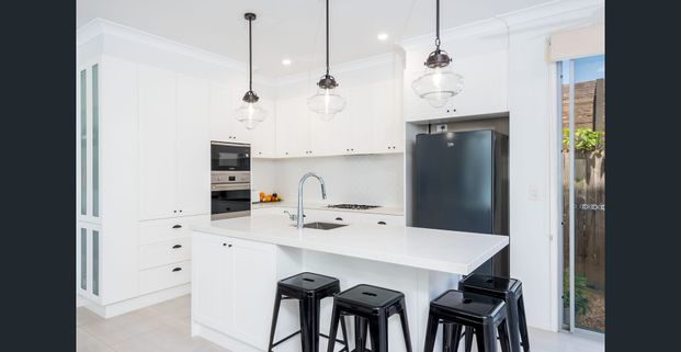 Gorgeous Villa Style Home with Sparking Pool in Bundall - Photo 1