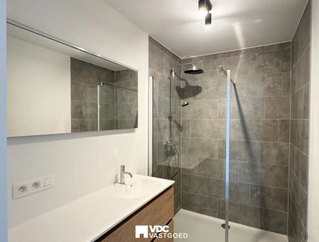 Energiezuinig nieuwbouwappartement met 2 slaapkamers, ruim terras en garage nabij centrum Tongeren - Photo 3