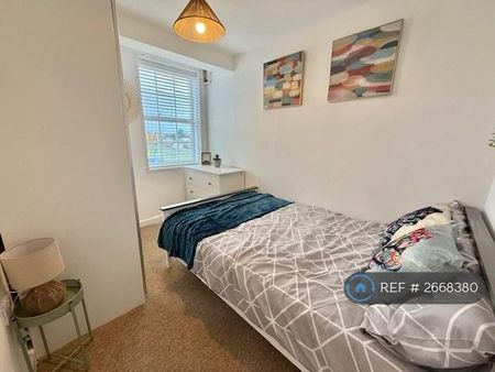 1 bedroom in a flat share to rent - Photo 5