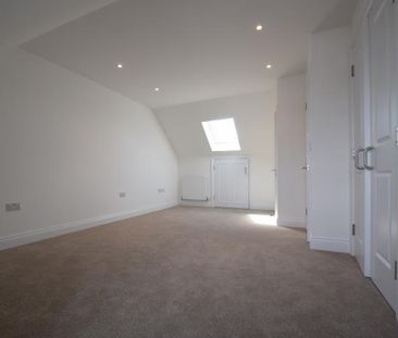 4 bedroom semi-detached house to rent - Photo 6