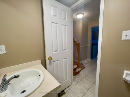 Detached Home For Lease | N8130670 - Photo 4