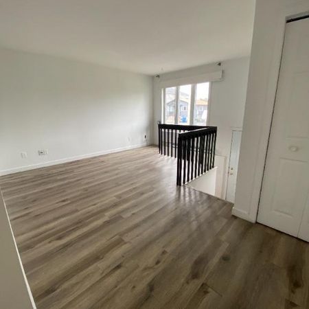 61/2 SITUÉ À SAINT-HUBERT , PROCHE DU LAC DE CITÉ SOLEIL, À 5 minutes de deux écoles primaires. La cuisine et la toilette sont complètement renovées - Photo 4