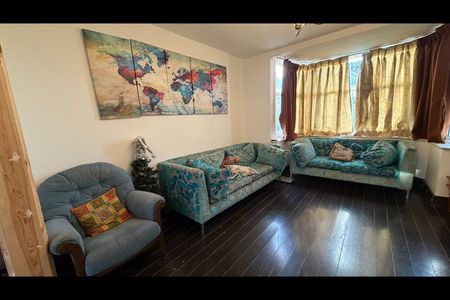 5 Bed Semi-Detached House, Park Lane, HA2 - Photo 3