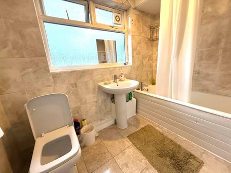 Four bedroom house ideal for working families- 2550 pcm - Photo 3