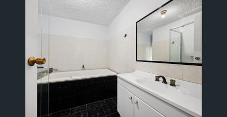 Large & Quietly Located - Photo 4