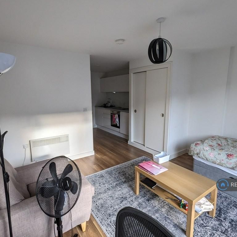 Studio to rent - Photo 1