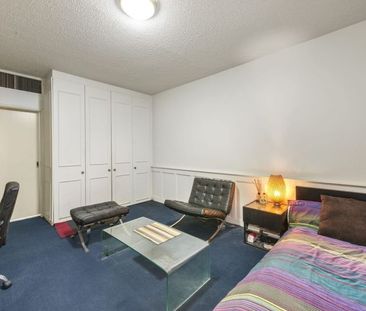 CHARMING CARLTON APARTMENT OPPOSITE CARLTON GARDENS - Photo 1