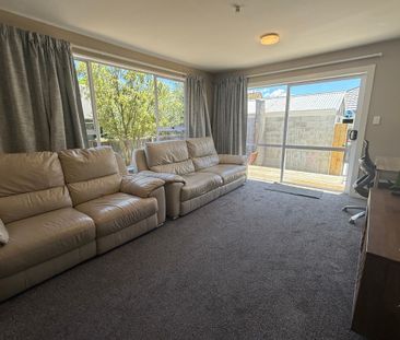 Modern, Private & Spacious – 3 Bedroom Home on Quiet Back Section - Photo 3