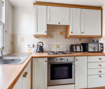 A first floor apartment to rent in a characterful building within a mile from the heart of Reading town centre. - Photo 4