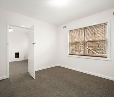 Spacious Two Bedroom Living Opposite Albert Park Lake - Photo 5