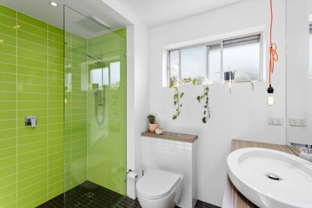 Stylish 2-Bedroom Oasis in Prime Location - A Hidden Gem - Photo 2