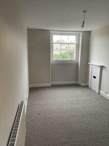 2 Bed Flat, Caledonia Place, BS8 - Photo 2