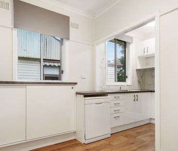 Renovated House Close to University - Photo 2