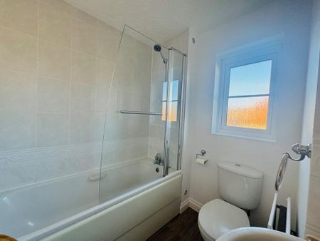 4 bedroom detached house to rent - Photo 3