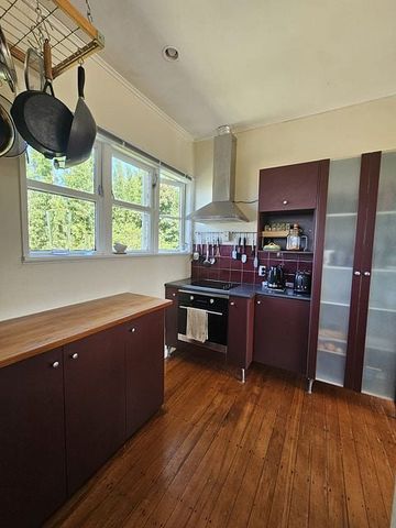 Live in leafy Three Kings – sunny 2-bedroom home - Photo 2