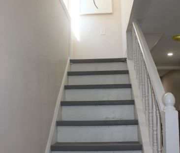 54 Gladstone Square #LOWER - Photo 3