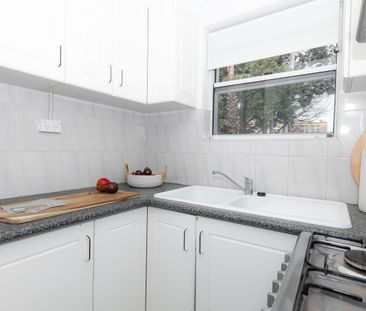Spacious and convenient terrace-style townhouse - Photo 3