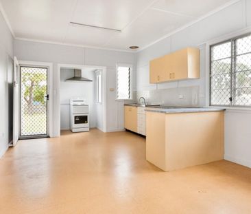 3 BEDROOM FAMILY HOME WITH SPACIOUS YARD - Photo 2