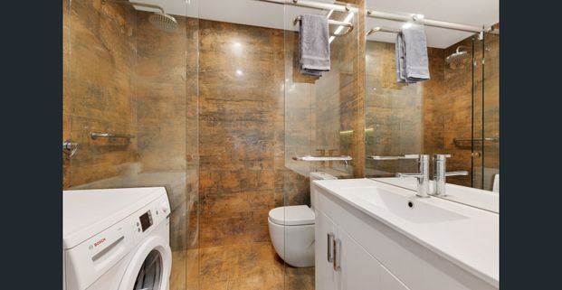 "Generous Studio Apartment in Boutique Block with WIFI Included" - Fully Furnished - Photo 1