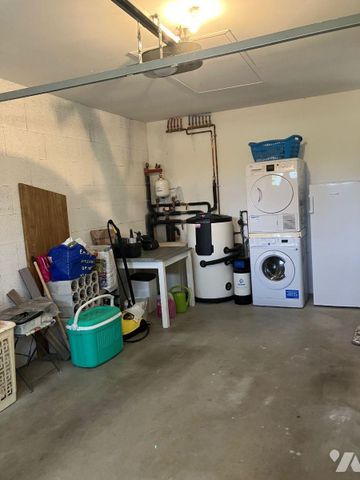 A LOUER - PONTAUBAULT Maison de plain pied comprenant : séjour avec cuisine aménagée de meuble... - Photo 5