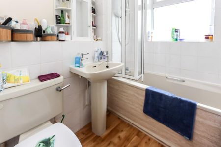 2 bedroom semi-detached house to rent - Photo 5