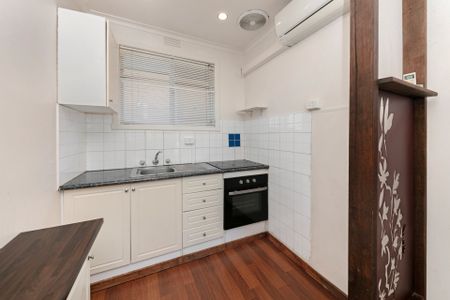 Light & Bright One Bedroom Apartment! - Photo 2
