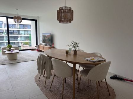 Nieuwbouwappartement met 2 slaapkamers, ruim terras en autostaanplaats in het hartje van Ieper! - Photo 3