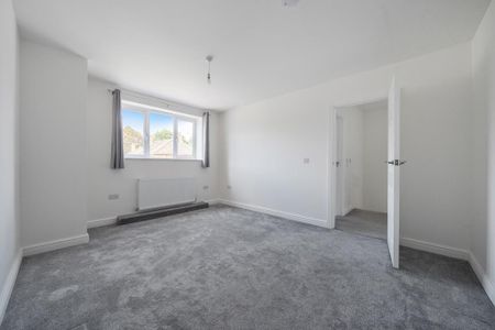 4 bedroom semi-detached house to rent - Photo 3