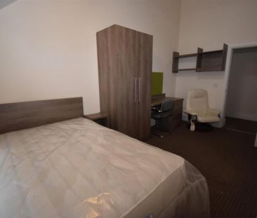 3 bedroom flat to rent - Photo 3