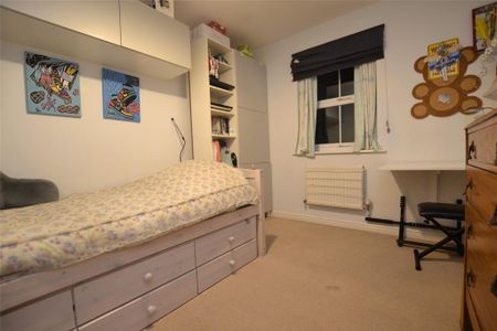 3 bedroom end of terrace house to rent - Photo 4