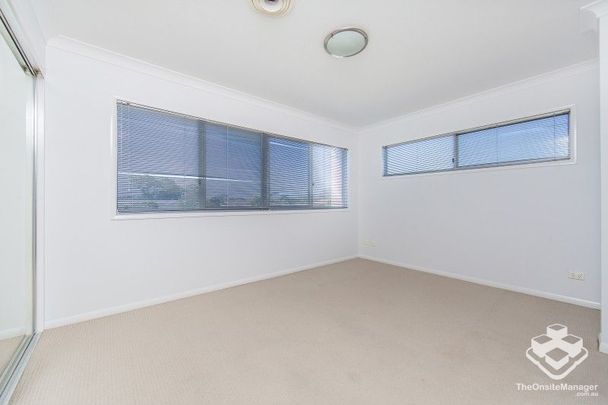 Large 2 Bed/2 Bath unit & Bay breezes - Photo 1