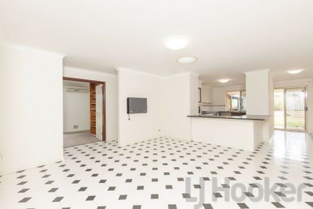 Fabulous Family Home - Plenty of Parking - Workshop - Photo 2