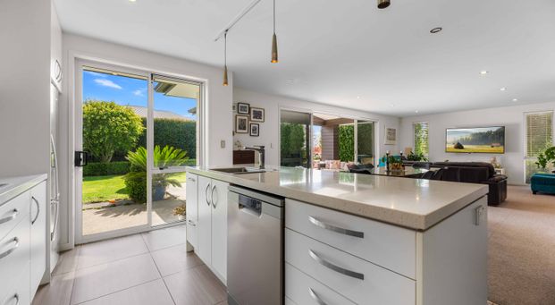 Welcome to this modern and inviting 3-bedroom rental home in Welcome Bay. - Photo 1