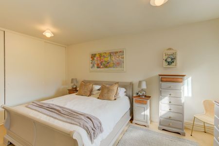 Charming Sandstone Cottage in the Heart of Capel Sound - Photo 3