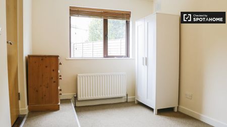 Bright room in 5-bedroom apartment in Ballymun, Dublin - Photo 3