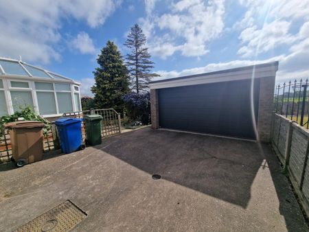 4 bedroom detached property to rent - Photo 2