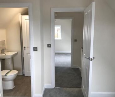 4 Bed Detached House, Fieldfare Way, CV4 - Photo 5