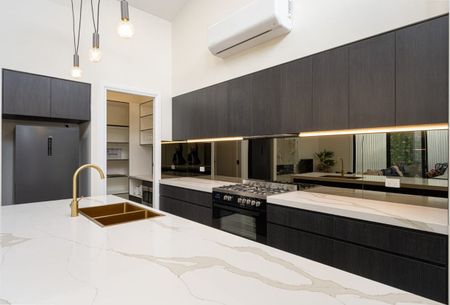 Luxurious & Grand 4 Bedroom Apartment on Auburn Street! - Photo 2