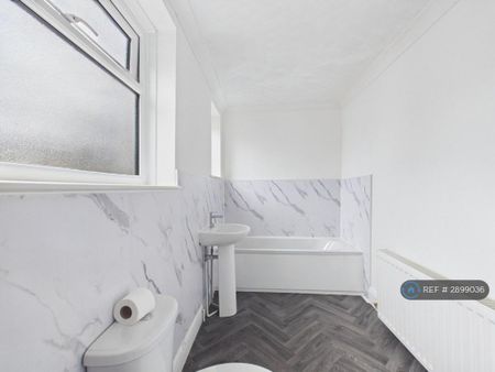 2 bedroom terraced house to rent - Photo 4