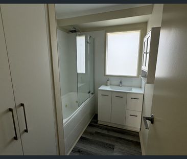 Three Bedroom House - Photo 5