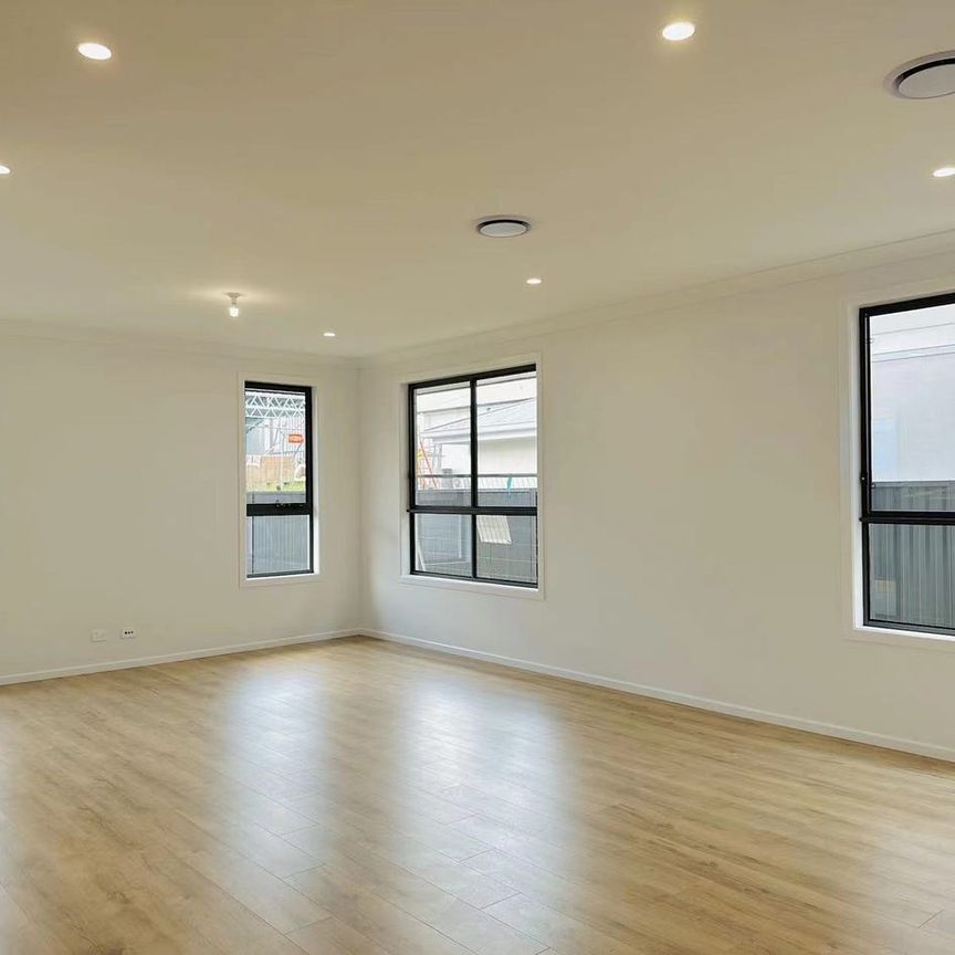 Near New 5 bedroom Modern Family Home in Highly Sought After Location!! - Photo 1