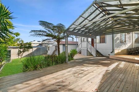 Spacious Family Entertainer with Cottage Charm and Premium Comfort - Photo 3