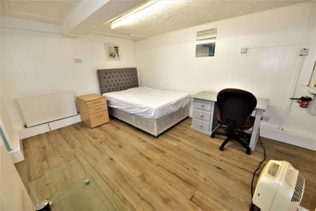 1 bedroom Studio in Cardigan Road, Leeds - Photo 3