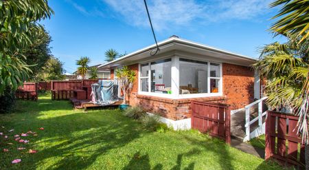 Warm & Sunny 2-Bedroom Home - Photo 3