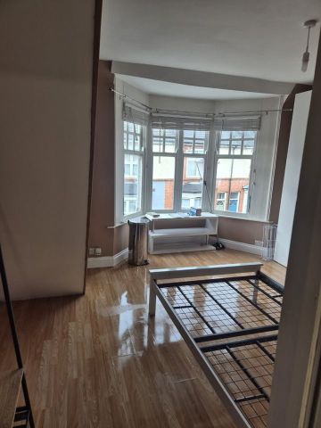 Studio Flat, Church Avenue, LE3 - Photo 2