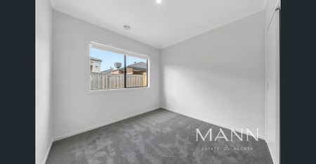 Stunning Family Home in Fraser Rise - Perfect for Modern Living - Photo 3