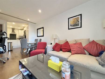 Lincoln Plaza, London - Photo 5