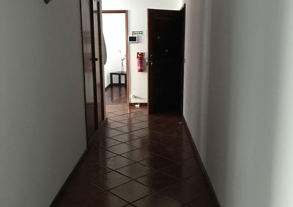 Apartamento T3 Praia da Barra, com cozinha equipada e parcialmente mobilado. Visite!