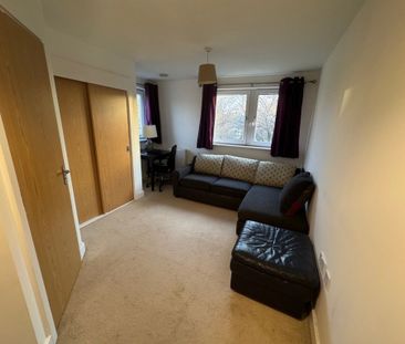 2 Bedroom Flat / Apartment - James Weld Close, Southampton - Photo 4